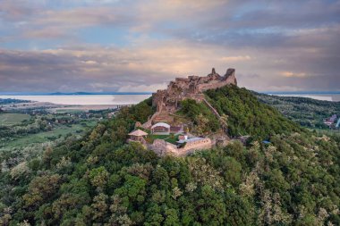 Macaristan 'daki Szigliget şatosundan insansız hava aracı resmi.