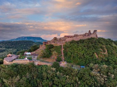 Macaristan 'daki Szigliget şatosundan insansız hava aracı resmi.