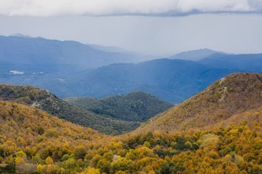 İspanyol dağı Montseny 'den sonbahar fotoğrafı, Santa fe del Montseny, Katalonya yakınlarından. Uzaktan, bir duş yaklaşıyor.,