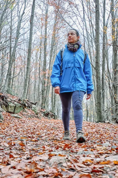 Young Tourist Woman Walking Spanish Pyrenees Mountain Autumn Time Cloudy — Stock Photo, Image