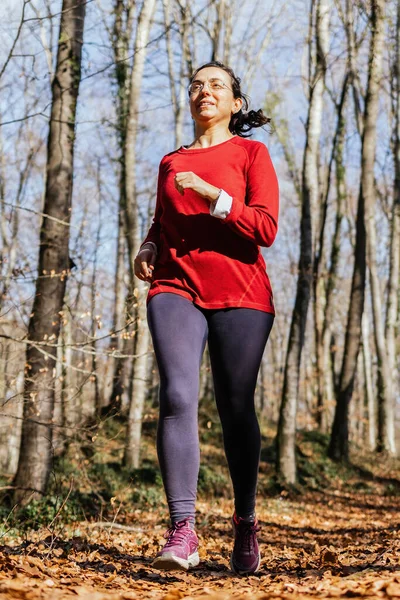 晴れた日には秋の森の中を走るスペイン人女性 — ストック写真