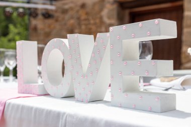 Samimi bir düğün masasında romantik bir aşk süsü.