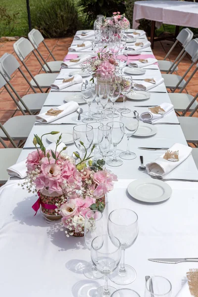 Mesa Boda Decorada Con Ramo Flores Rosadas Copas Vino Enfoque Fotos de stock libres de derechos