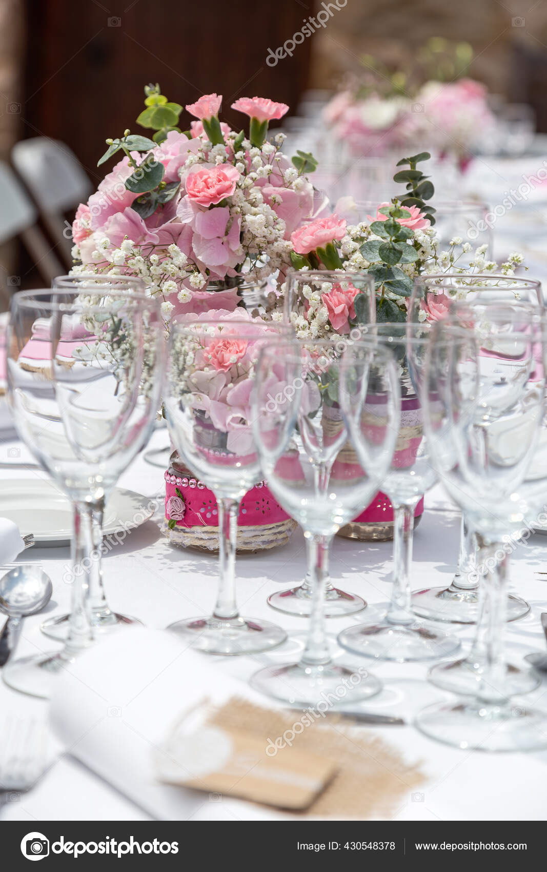 ピンクの花とワイングラスの花束で飾られた結婚式のテーブル ストック写真 C Digoarpi