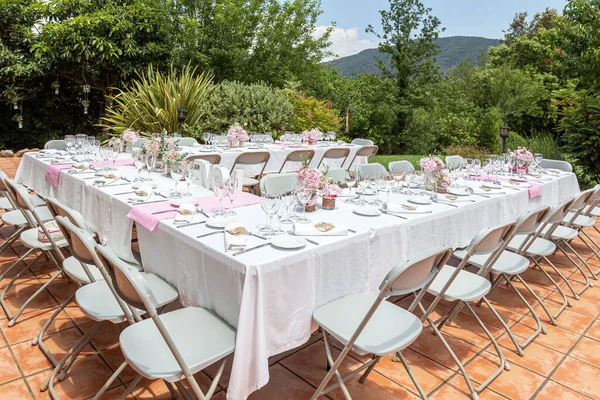 Mesa Boda Decorada Con Ramo Flores Rosadas Copas Vino Imágenes de stock libres de derechos