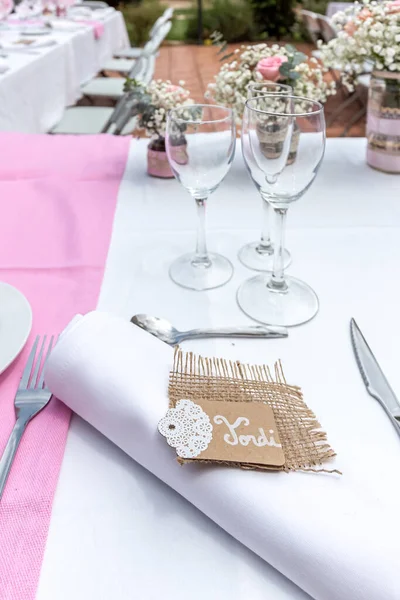 ピンクの花とワイングラスの花束で飾られた結婚式のテーブル — ストック写真