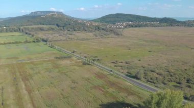Balaton Gölü yakınlarındaki bir Macar arazisinden günbatımı drone görüntüleri. Castle Szigliget 'i mahvetti.