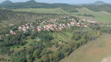 Balaton Gölü 'nün yakınındaki küçük bir Macar köyünden havadan çekilmiş bir resim.