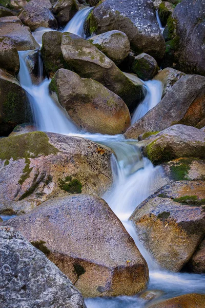 Lange Belichtingsfoto Van Een Kleine Brock Met Mooie Rotsen — Stockfoto