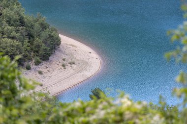 Katalonya ve Aragon sınırındaki İspanyol Pireneleri 'ndeki büyük rezervuarın ayrıntıları. Panta d Escalas (Merdivenler Bataklığı)