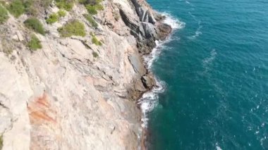 İspanya 'nın Palamos kasabası yakınlarındaki Costa Brava kıyılarındaki hava manzarası görüntüleri.