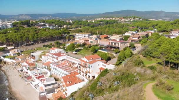 コスタ ブラバのスペインの小さな町パラモスからの空中ドローン映像 — ストック動画