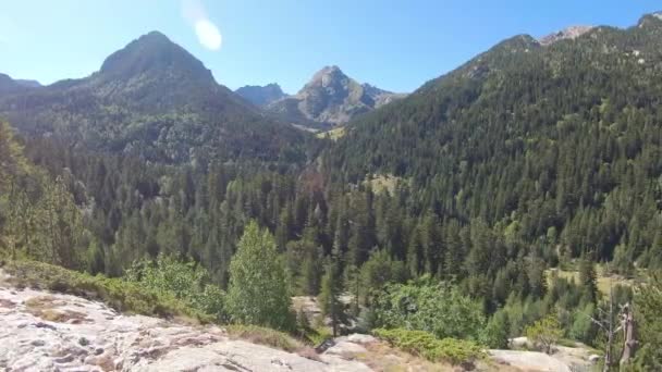 Γραφική Θέα Στο Ορεινό Τοπίο Ένα Ισπανικό Βουνό Των Πυρηναίων — Αρχείο Βίντεο