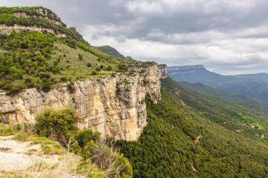İspanya 'dan güzel bir vadi, köy yakınlarında bulutlu bir günde Rupit