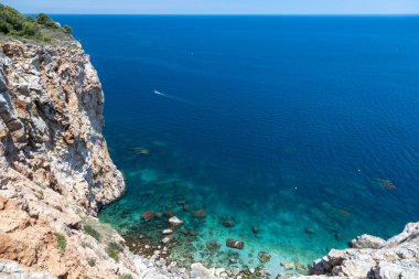 İspanyol Costa Brava 'sında küçük bir kasaba olan L Estartit yakınlarında güzel bir deniz manzarası.