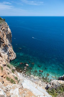 İspanyol Costa Brava 'sında küçük bir kasaba olan L Estartit yakınlarında güzel bir deniz manzarası.