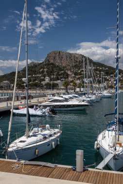 Costa Brava L Estartit 'teki küçük bir İspanyol kasabasından güzel bir yaz filmi. - 30. - 05. 2021 yılı. İspanya