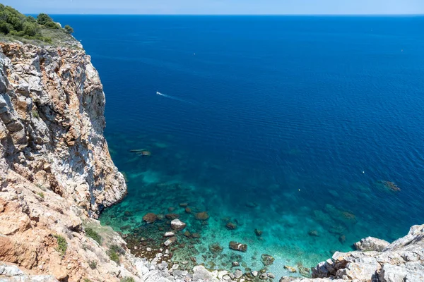 İspanyol Costa Brava 'sında küçük bir kasaba olan L Estartit yakınlarında güzel bir deniz manzarası.