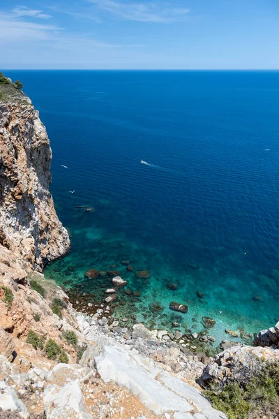 İspanyol Costa Brava 'sında küçük bir kasaba olan L Estartit yakınlarında güzel bir deniz manzarası.
