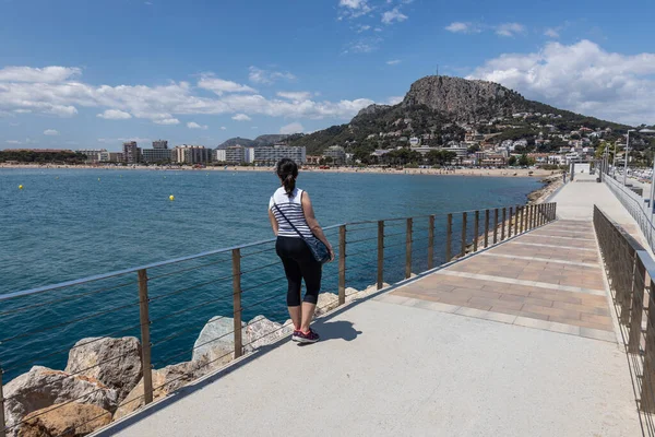 Bonita Turista Española Mirando Pequeña Ciudad Estartit Costa Brava Española — Foto de Stock