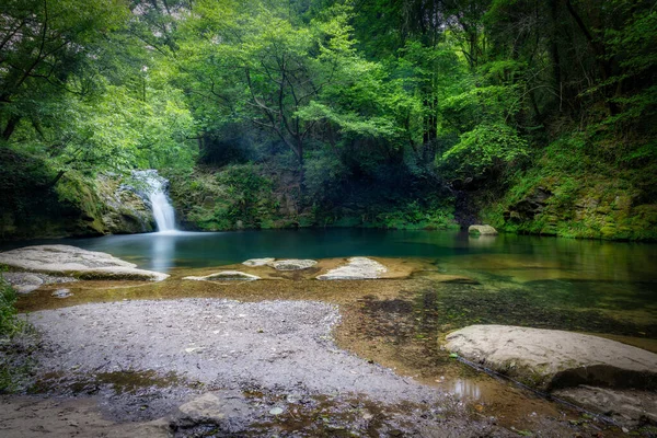 Bela Cachoeira Espanha Catalunha Perto Pequena Aldeia Les Planes Hostoles — Fotografia de Stock