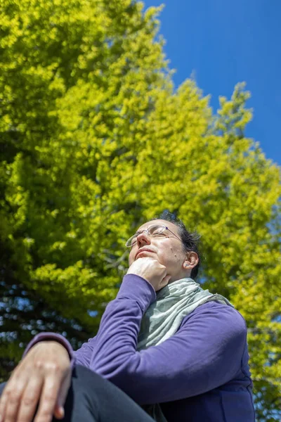 Mulher Espanhola Bonita Jovem Excursão Floresta Banhar Sol Primavera Vista — Fotografia de Stock