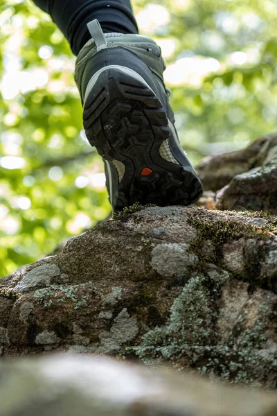 Orman Yolunda Bir Gezgin Botu Gezgin Ayakları Kayaya Basıyor Macera — Stok fotoğraf