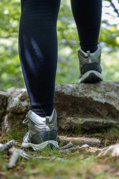 森のトレイルでハイカーのブート 旅人の足が岩の上を歩いている 冒険とハイキングのコンセプト屋外 ヒップスターライフスタイル — ストック写真
