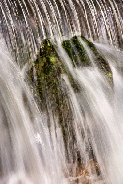 Schöne Schleierkaskaden Von Wasserfällen Bemooste Felsen Nahaufnahme — Stockfoto