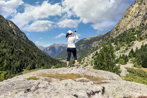 Mujer Turista Mediana Edad Tomar Una Foto Montaña Pirineos Españoles — Foto de Stock