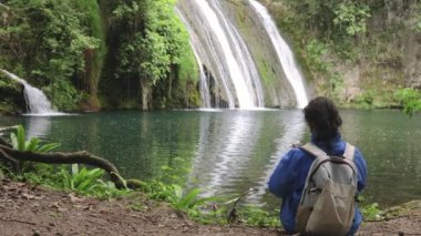Turist kadın, Katalonya 'nın Rupit köyü yakınlarındaki İspanya' daki güzel şelaleden fotoğraf çekiyor.