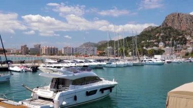 Costa Brava L Estartit 'teki küçük bir İspanyol kasabasından güzel bir yaz filmi. - 30. - 05. 2021 yılı. İspanya