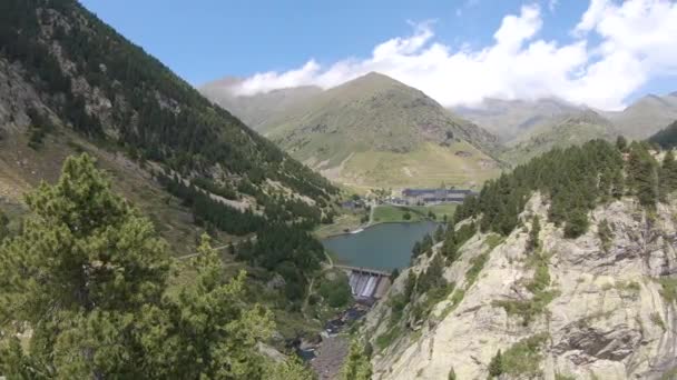 スペインのピレネー山脈の非常に素晴らしい谷 谷の名前はヴァル ヌリアです — ストック動画