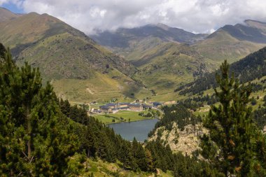 Bulutlu bir günde İspanya Katalonya 'daki Vall de Nuria Ulusal Parkı