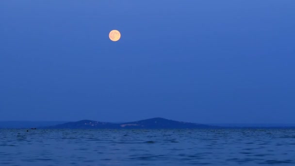 Soirée sombre avec pleine lune 
