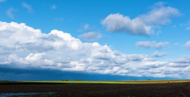 büyük güçlü fırtına bulutları, yaz 