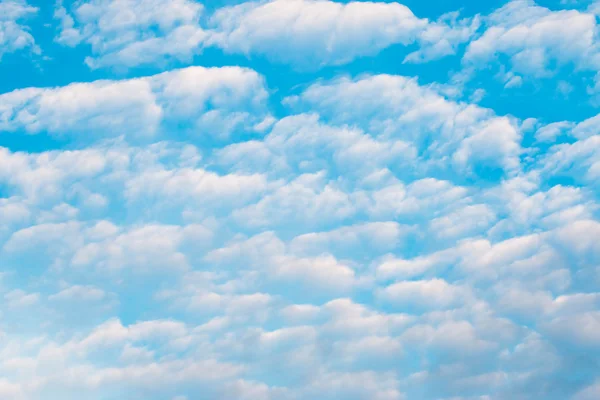 White cumulus clouds and a blue sky. — Stock Photo, Image