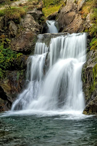 Bella cascata di velo a cascata — Foto Stock