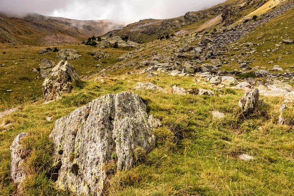 Picchi di montagna in Spagna (Pirenei ) — Foto Stock