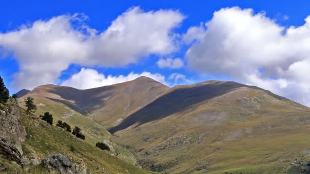 Beautiful mountain peaks in Spain (Pyreness) — Stock Video