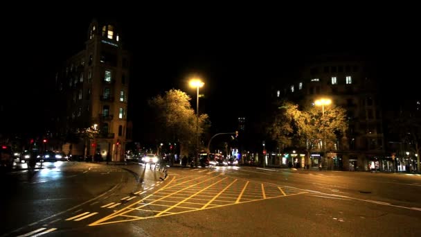 Éjszakai város közlekedési Barcelona Spanyolország — Stock videók