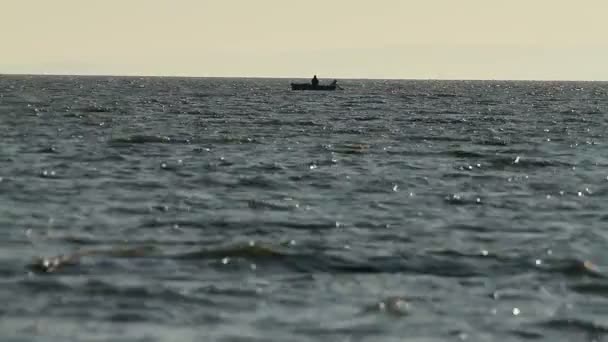 Paysage du lac Balaton avec bateau de pêche 