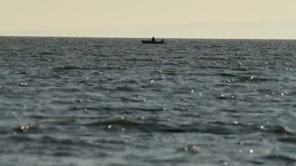 Paysage du lac Balaton avec bateau de pêche — Video