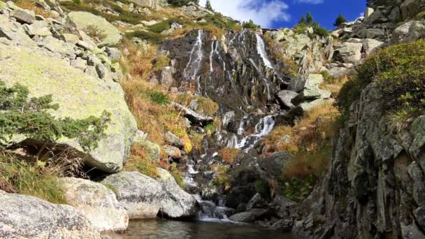 Mooie sluier trapsgewijze waterval, mossy rotsen — Stockvideo