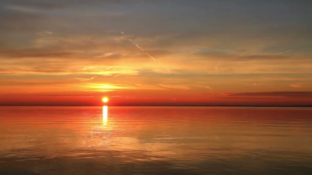 Belo nascer do sol sobre o lago Balaton da Hungria — Vídeo de Stock