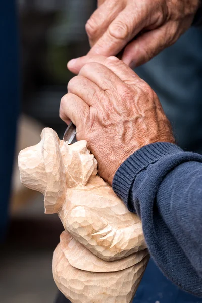 Skilful carver — Stock Photo, Image