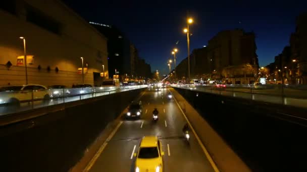 Zeitraffer im Nachtverkehr — Stockvideo