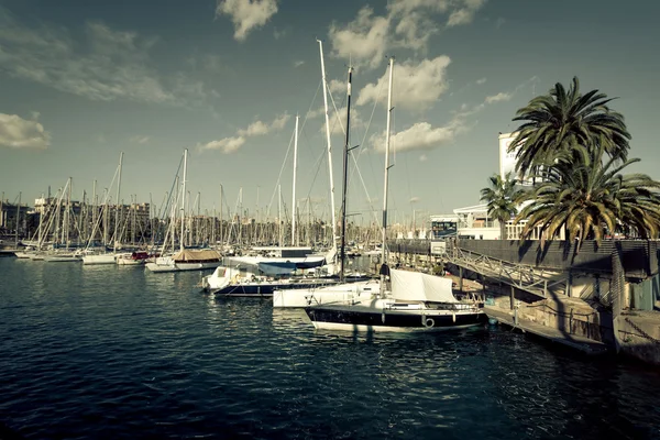 Barcos à vela em Port Vell, Barcelona - Espanha . — Fotografia de Stock