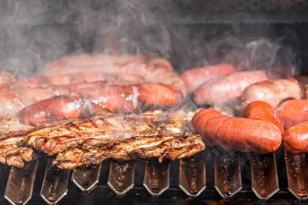 Asar de cerca con salchicha — Foto de Stock