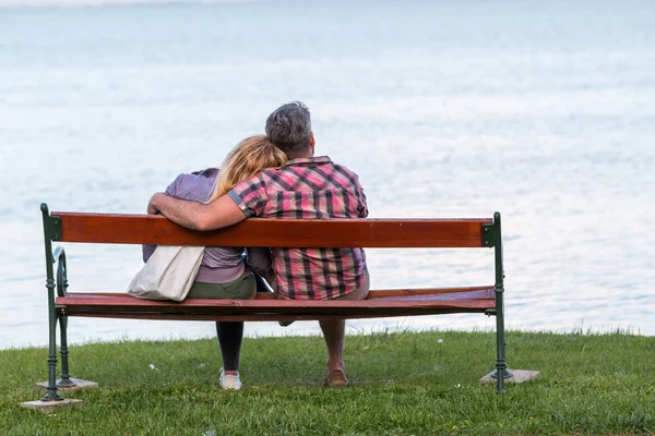 Pareja en un banco — Foto de Stock